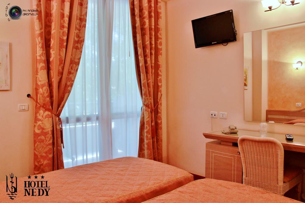 Hotel Nedy Marina di Massa Exteriér fotografie