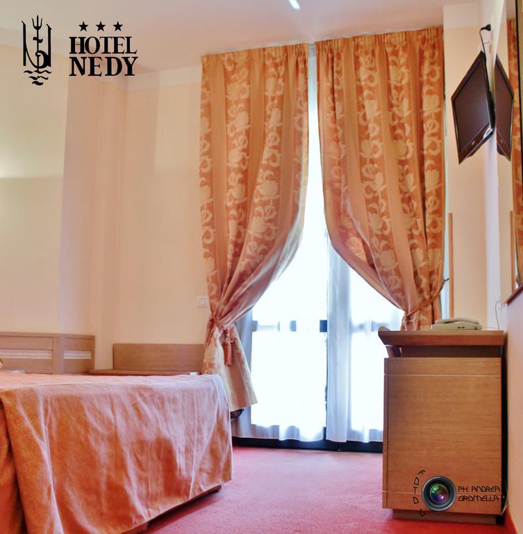 Hotel Nedy Marina di Massa Exteriér fotografie