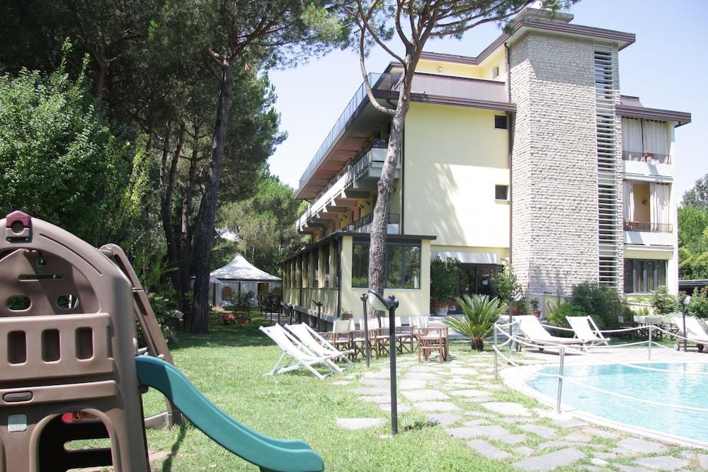 Hotel Nedy Marina di Massa Exteriér fotografie
