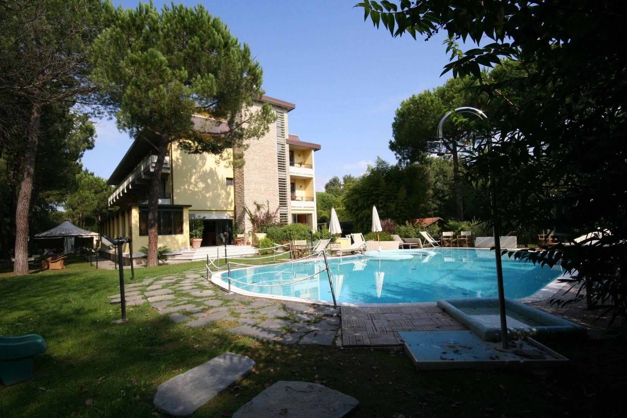 Hotel Nedy Marina di Massa Exteriér fotografie